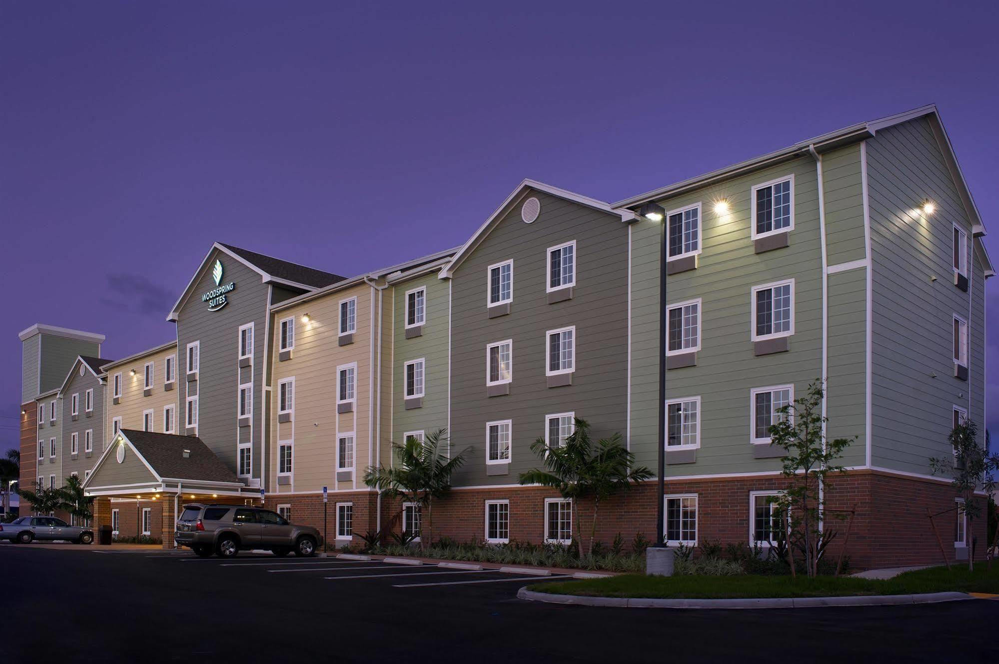 לייק וורת' Woodspring Suites Lake Worth מראה חיצוני תמונה