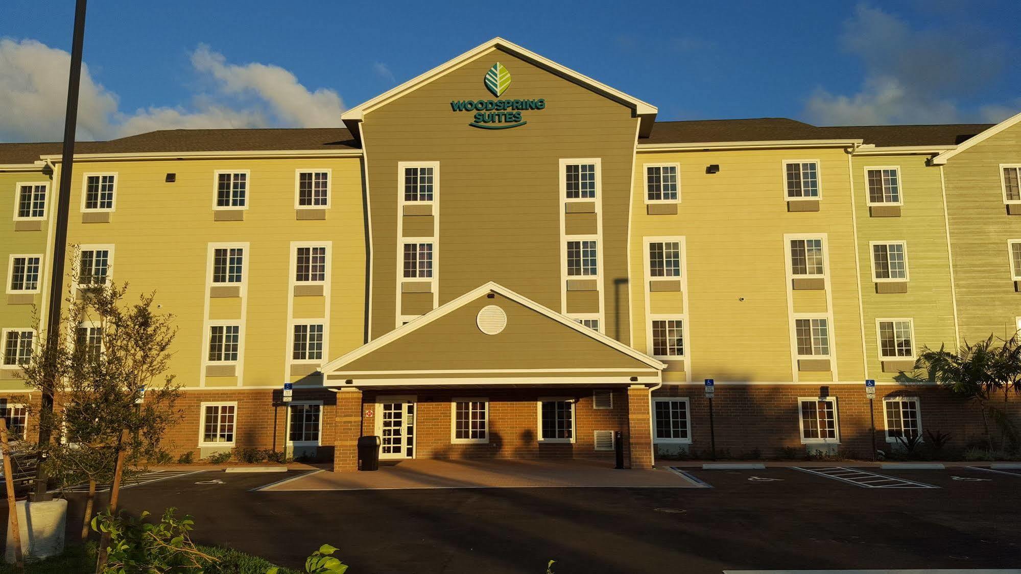 לייק וורת' Woodspring Suites Lake Worth מראה חיצוני תמונה